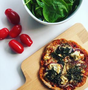 glutenfri pizza, spinat og tomater