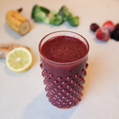 Rød smoothie i glas