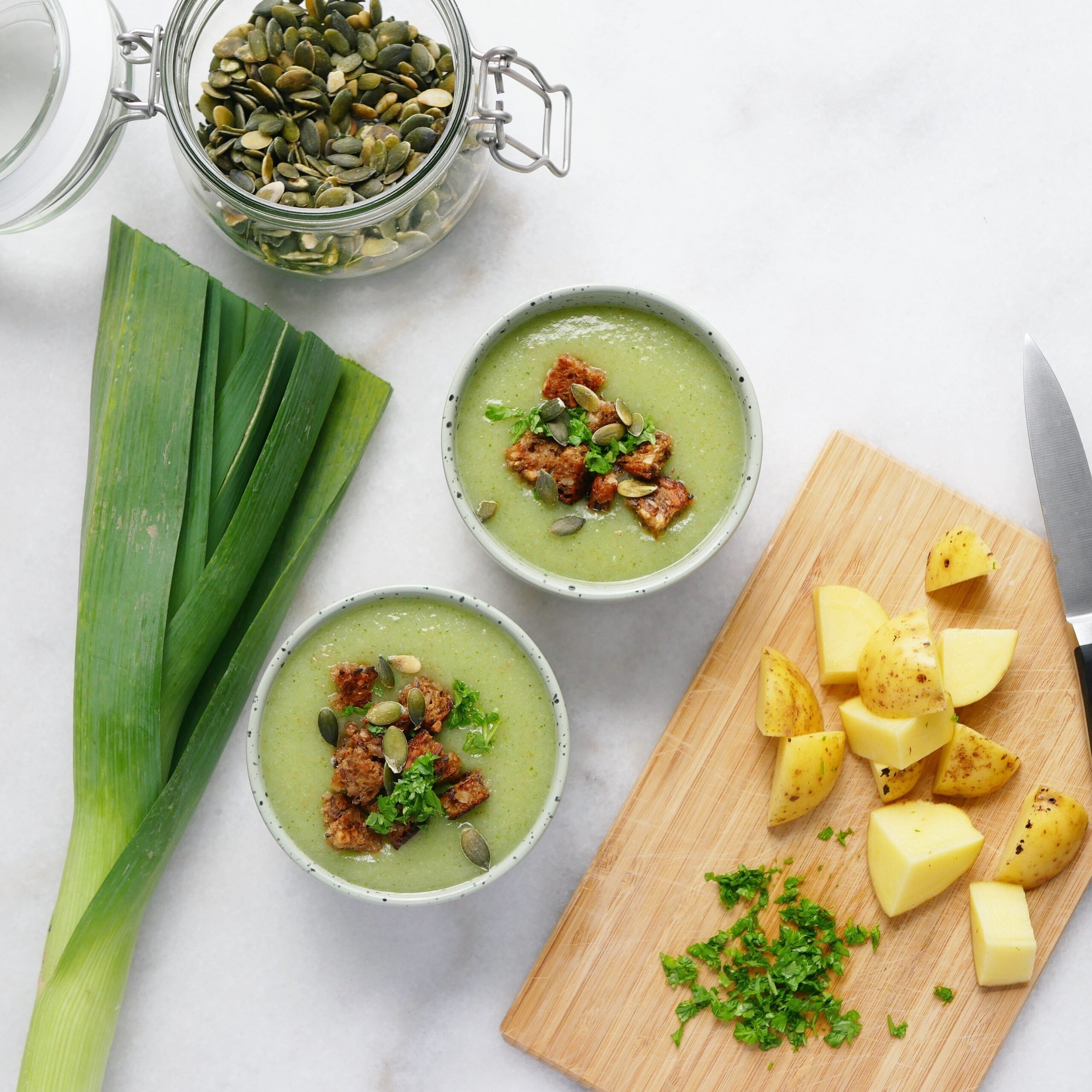 grøn kartoffel-porre-hvidløssuppe 