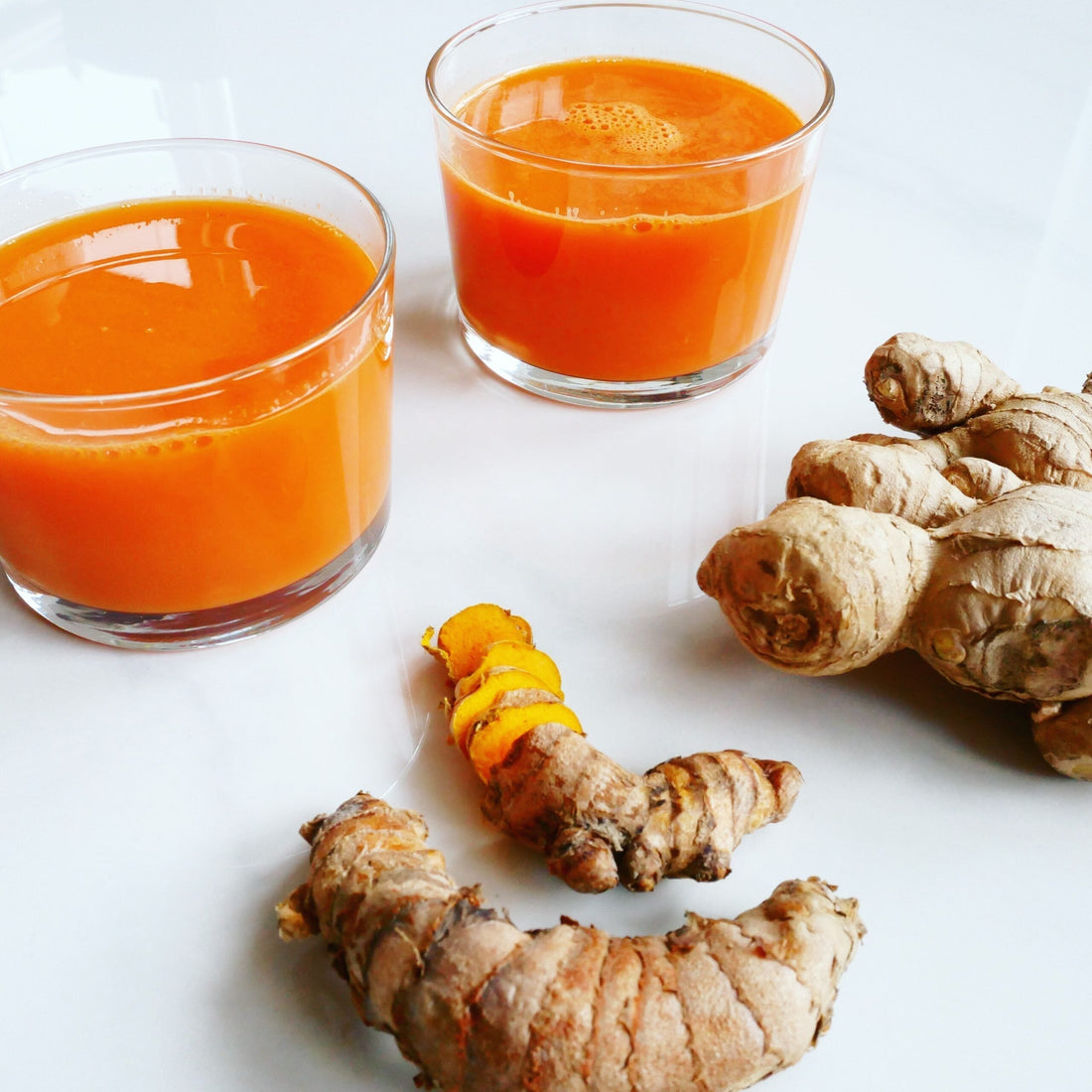 gulerodsjuice i glas med ingefær og gurkemeje