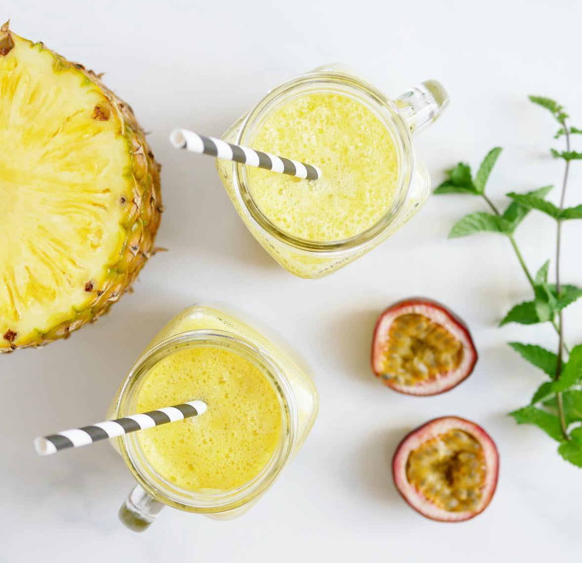 juice med ananas og passionsfrugt sugerør ananas