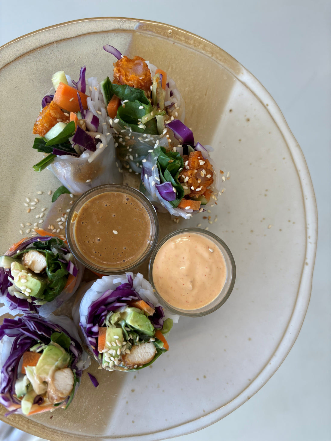 vietnamesiske forårsruller med grøntsager, rejer og to slags dressing