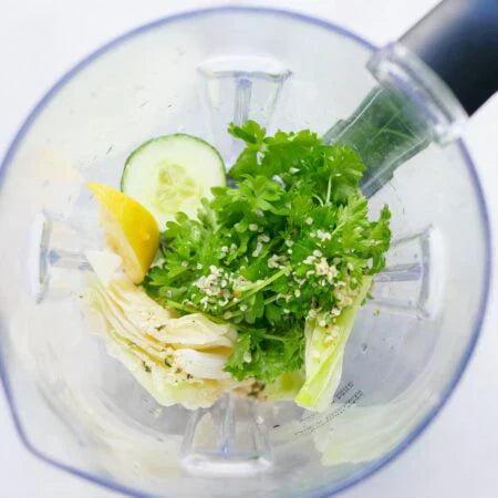 smoothie med kål, agurk, citron og persille