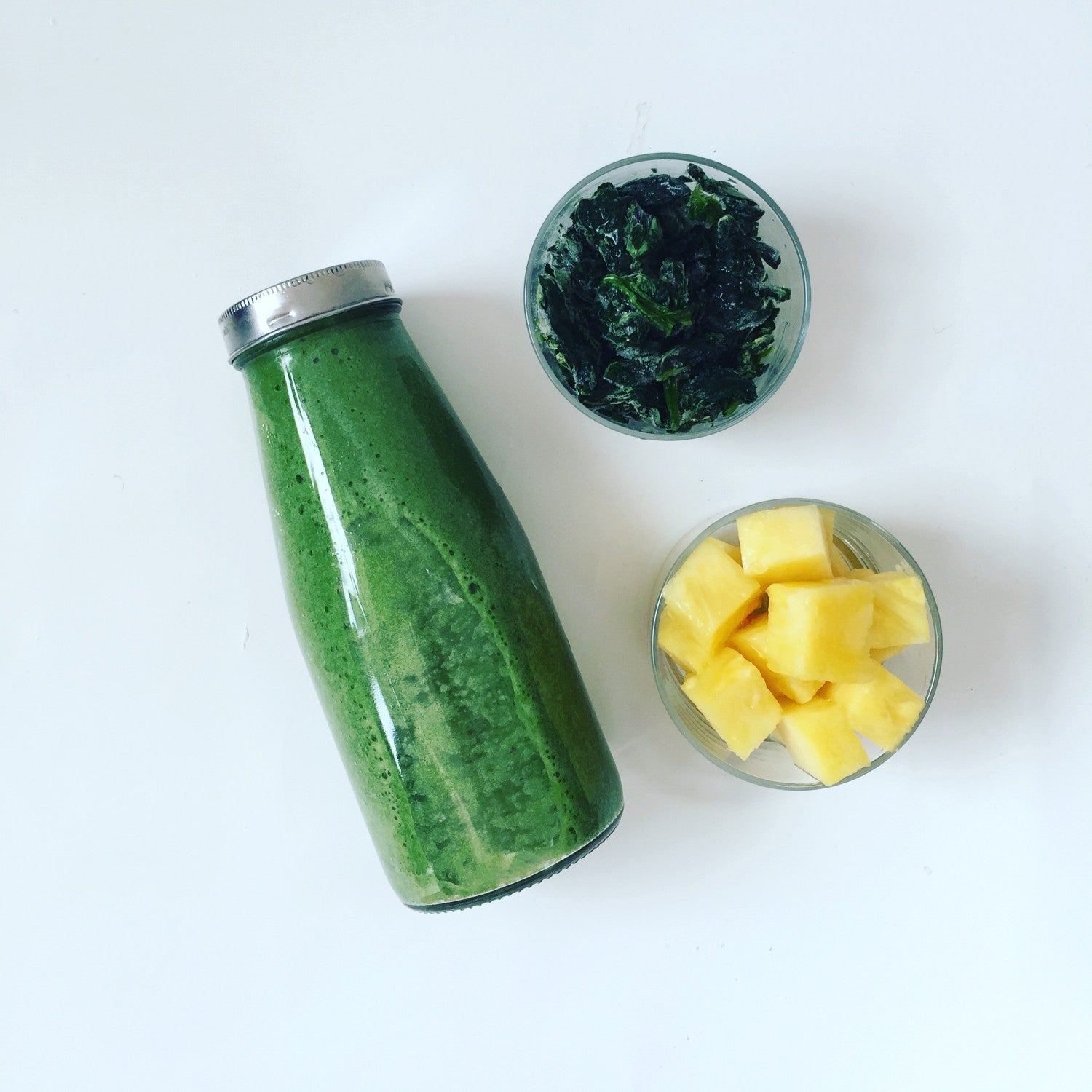 Smoothie med spinat og broccoli og ananas
