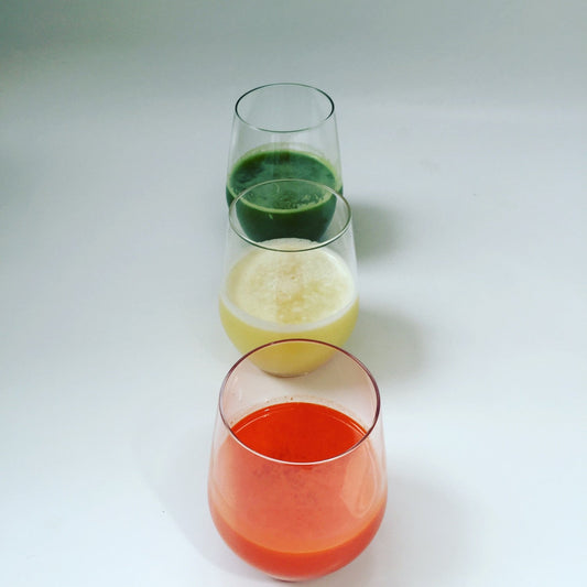 forskellige grøntsagsjuice i glas 