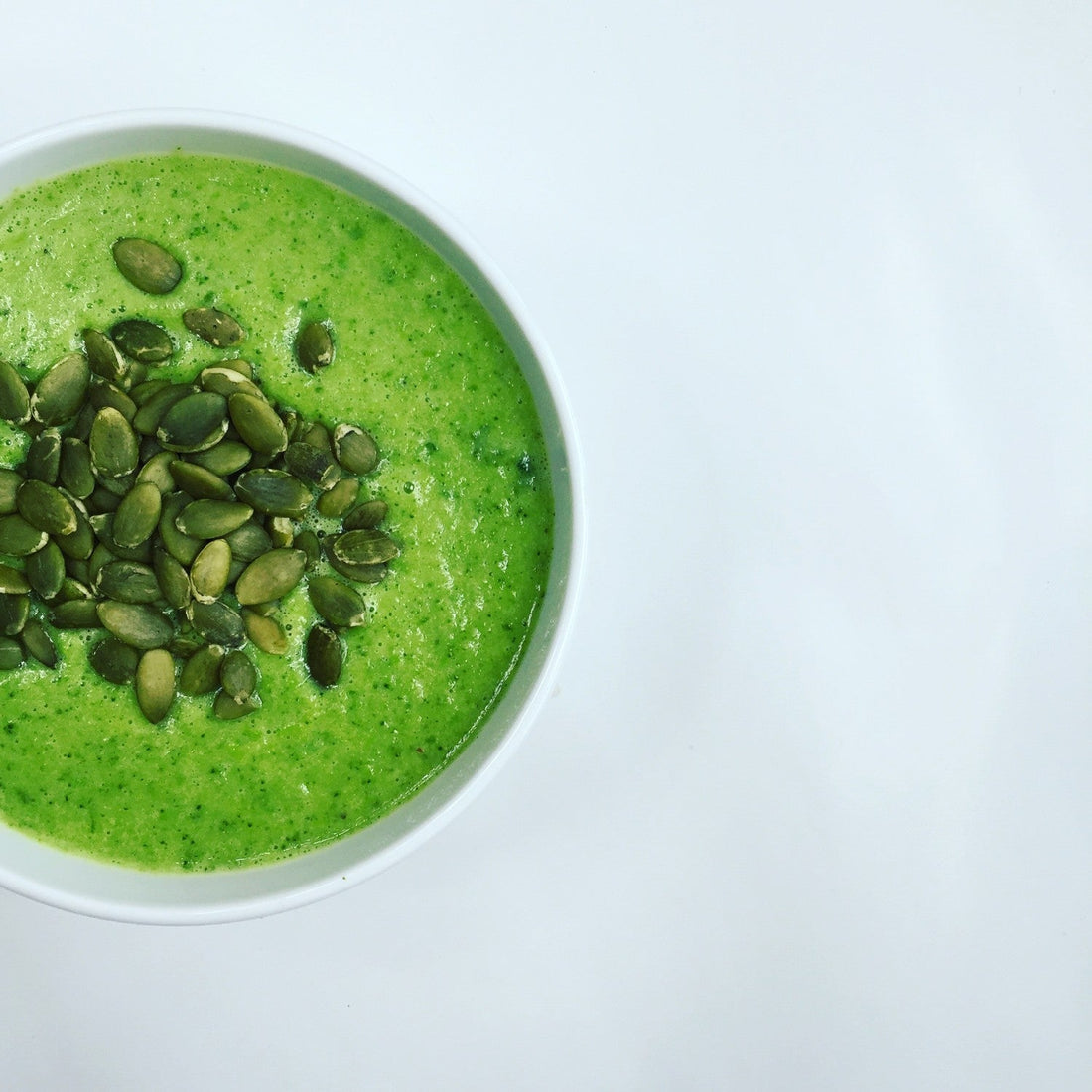 grøn broccolisuppe med græskarkerner