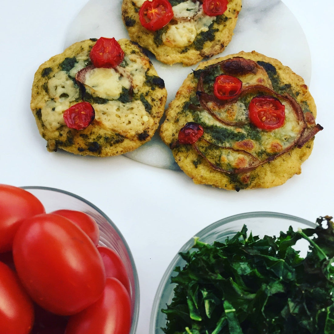 mini pestopizzaer med tomat 