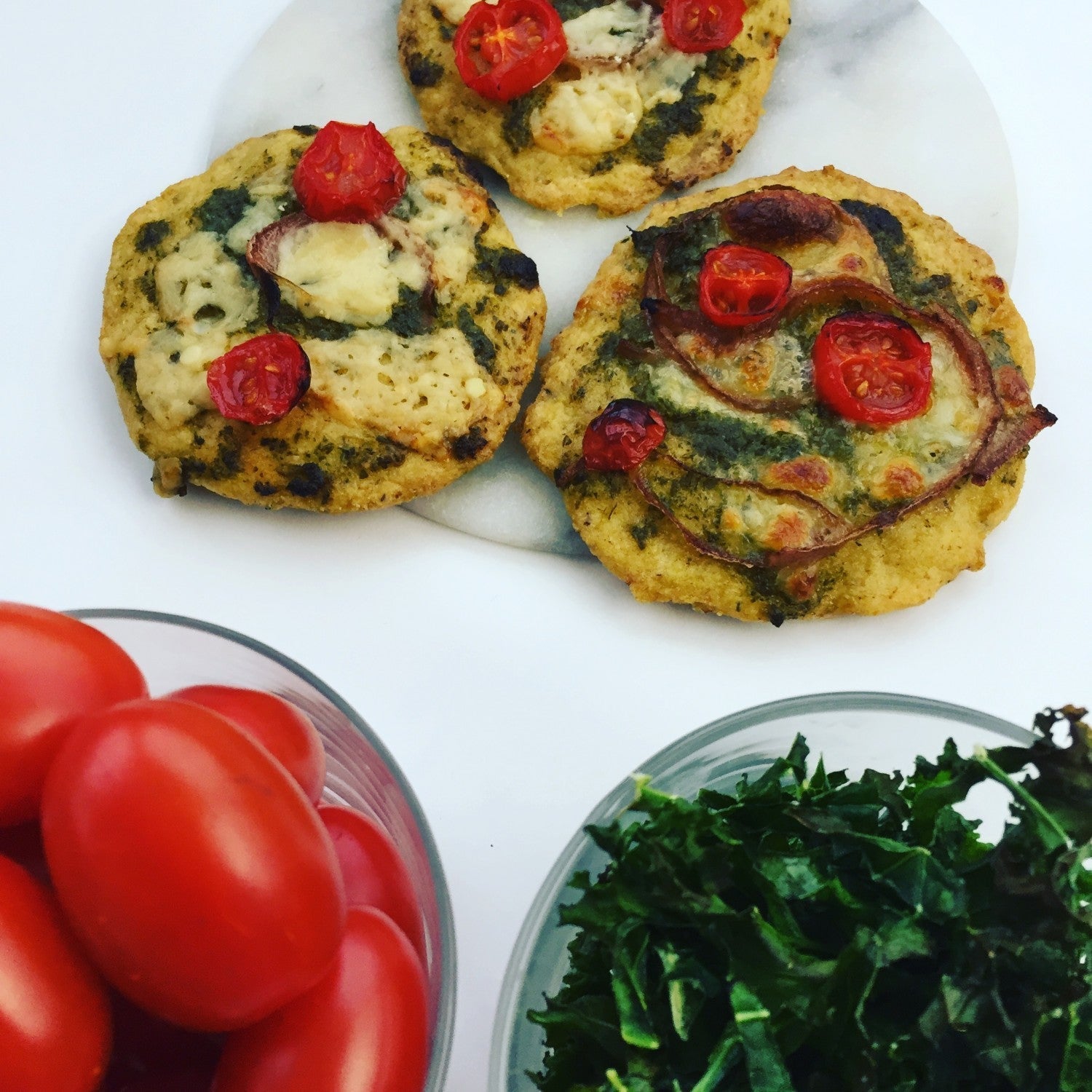 mini pestopizzaer med tomat 