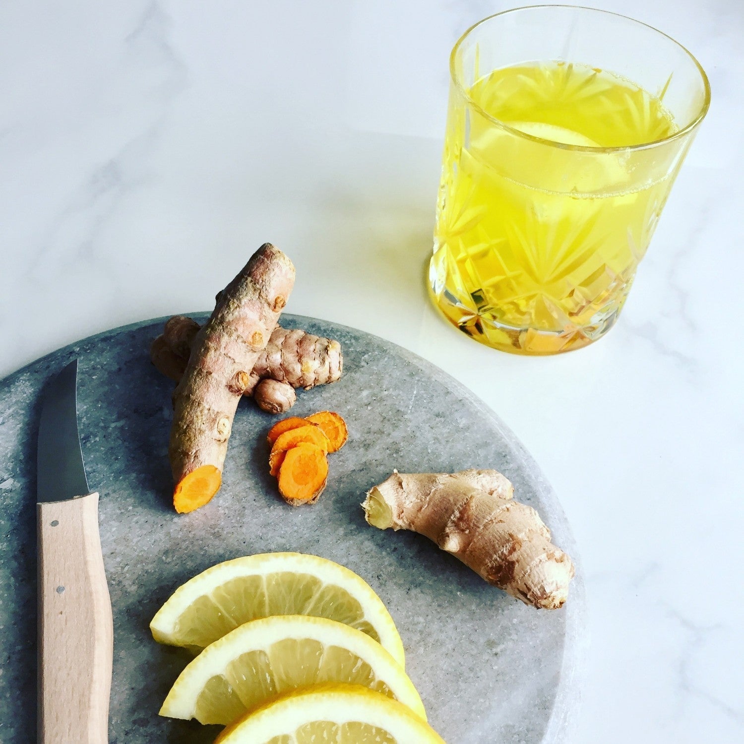 gylden drik med ingefær, citron og gurkemeje