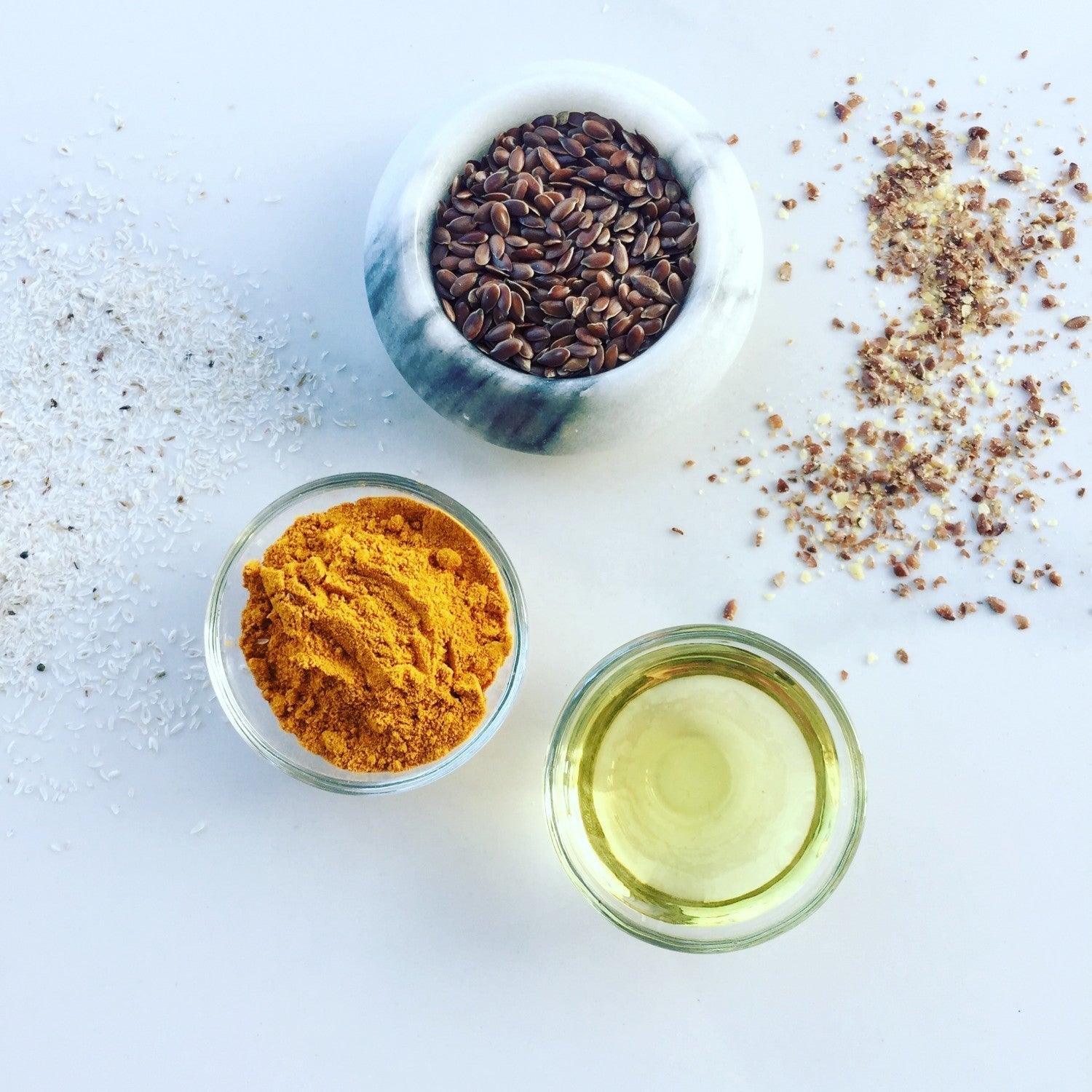 gurkemeje, fiskeolie og hørfrø