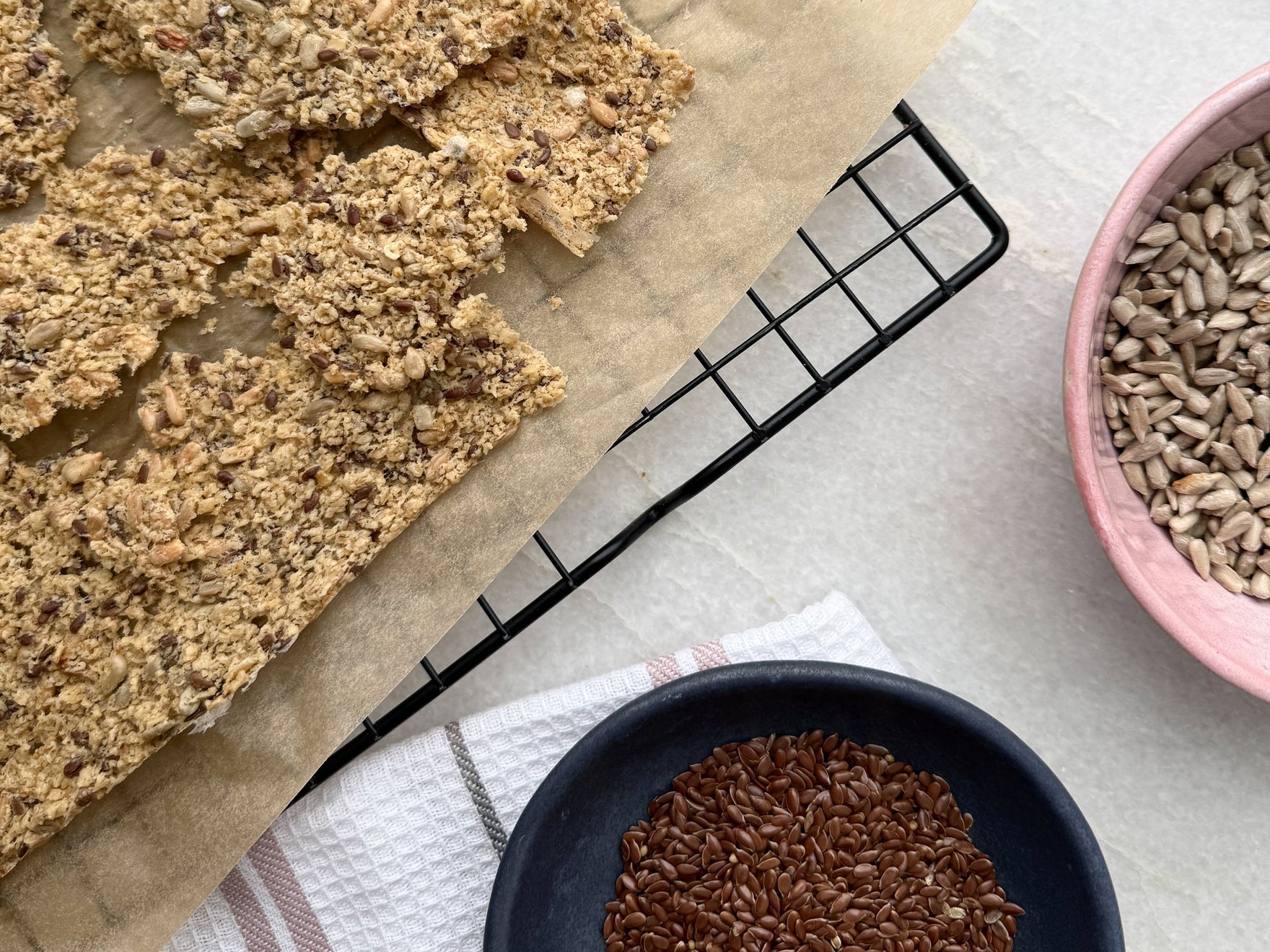 Opskrift på hjemmebagte knækbrød med kerner og frø