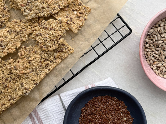 Opskrift på hjemmebagte knækbrød med kerner og frø