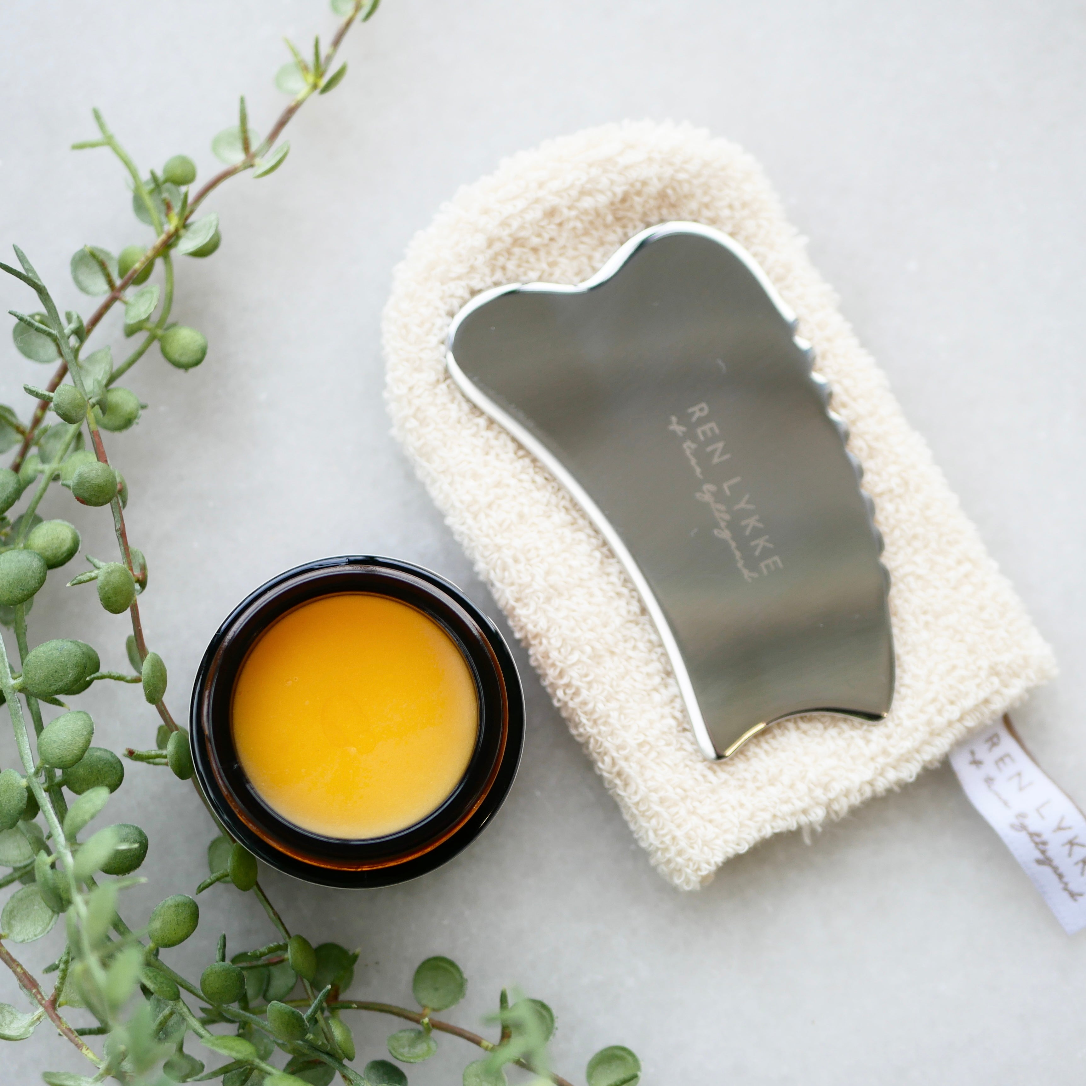 Gua sha med ansigtsbalm fra Ren Lykke