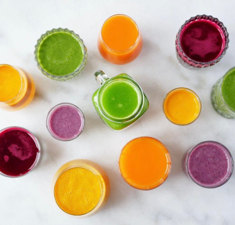 Smoothies og juicer i grøn, orange, lilla