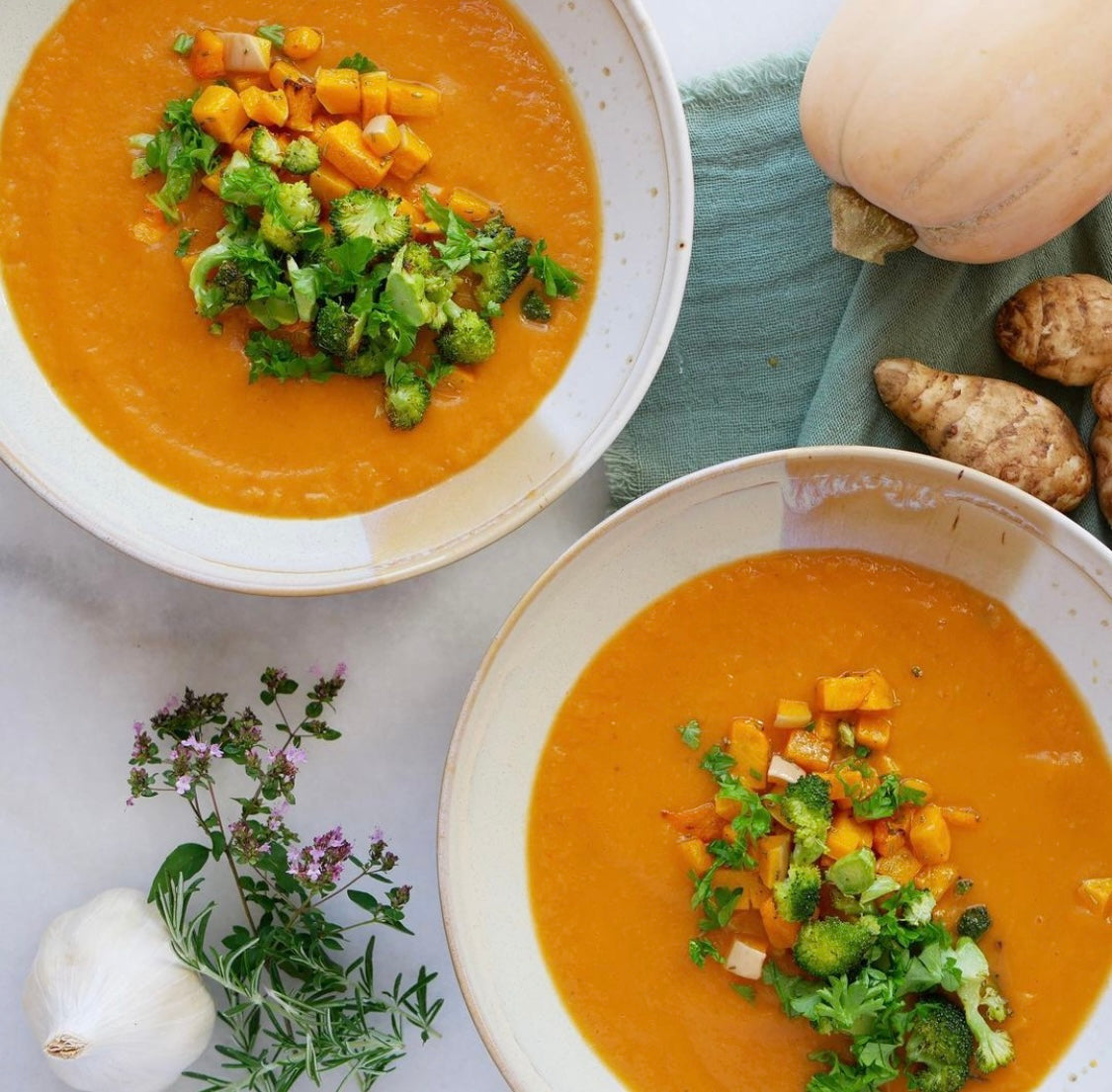 orange suppe med grøn topping