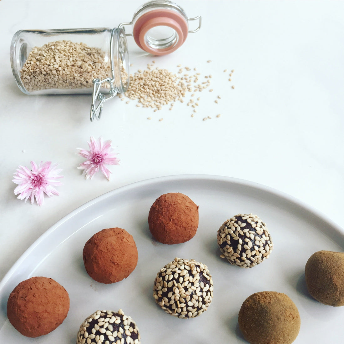 chokoladekugler rullet i sesamfrø kakao og lakridspulver