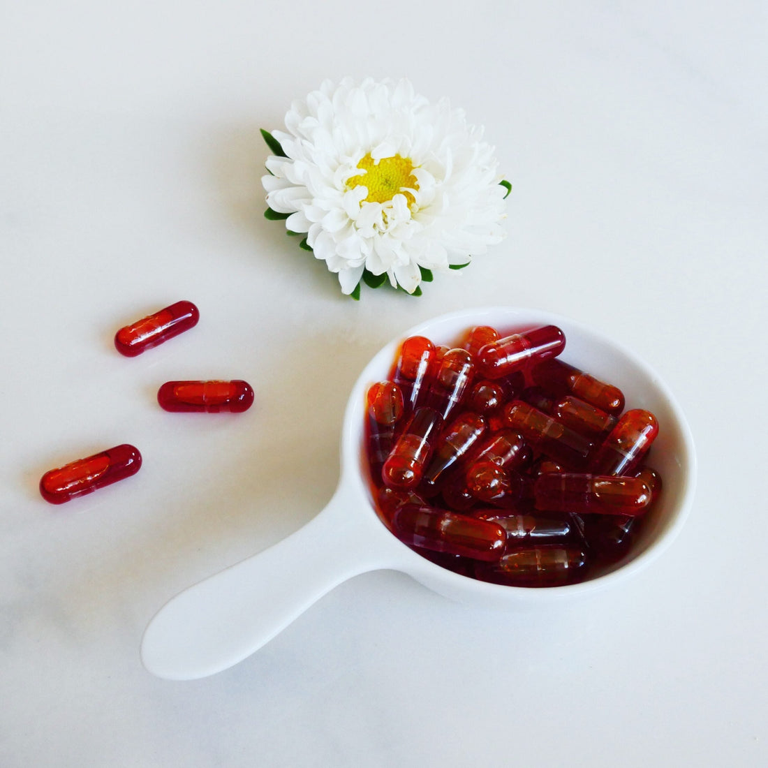 gyldne fiskeoliekapsler i en lille skål