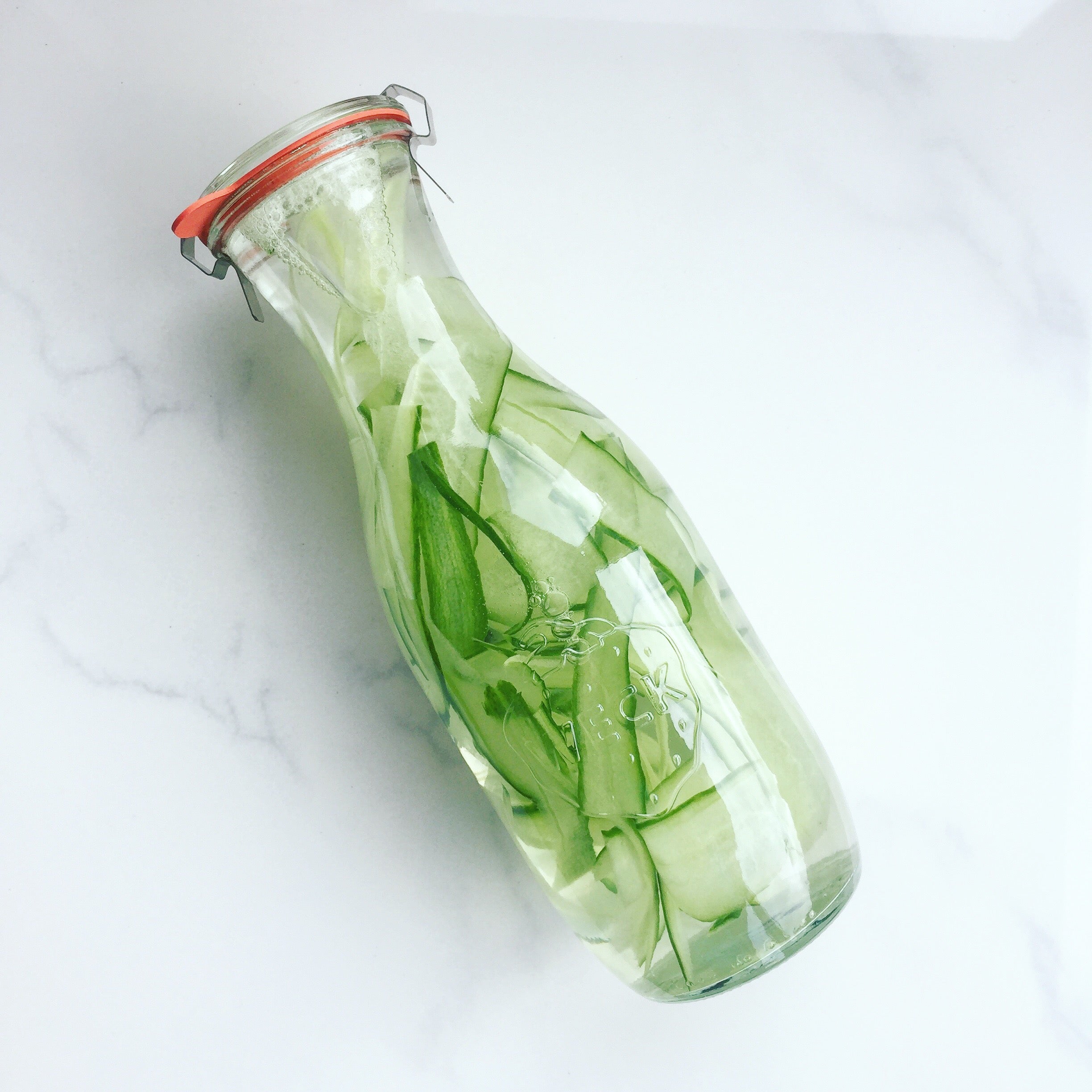 Vand med smag i glasflaske