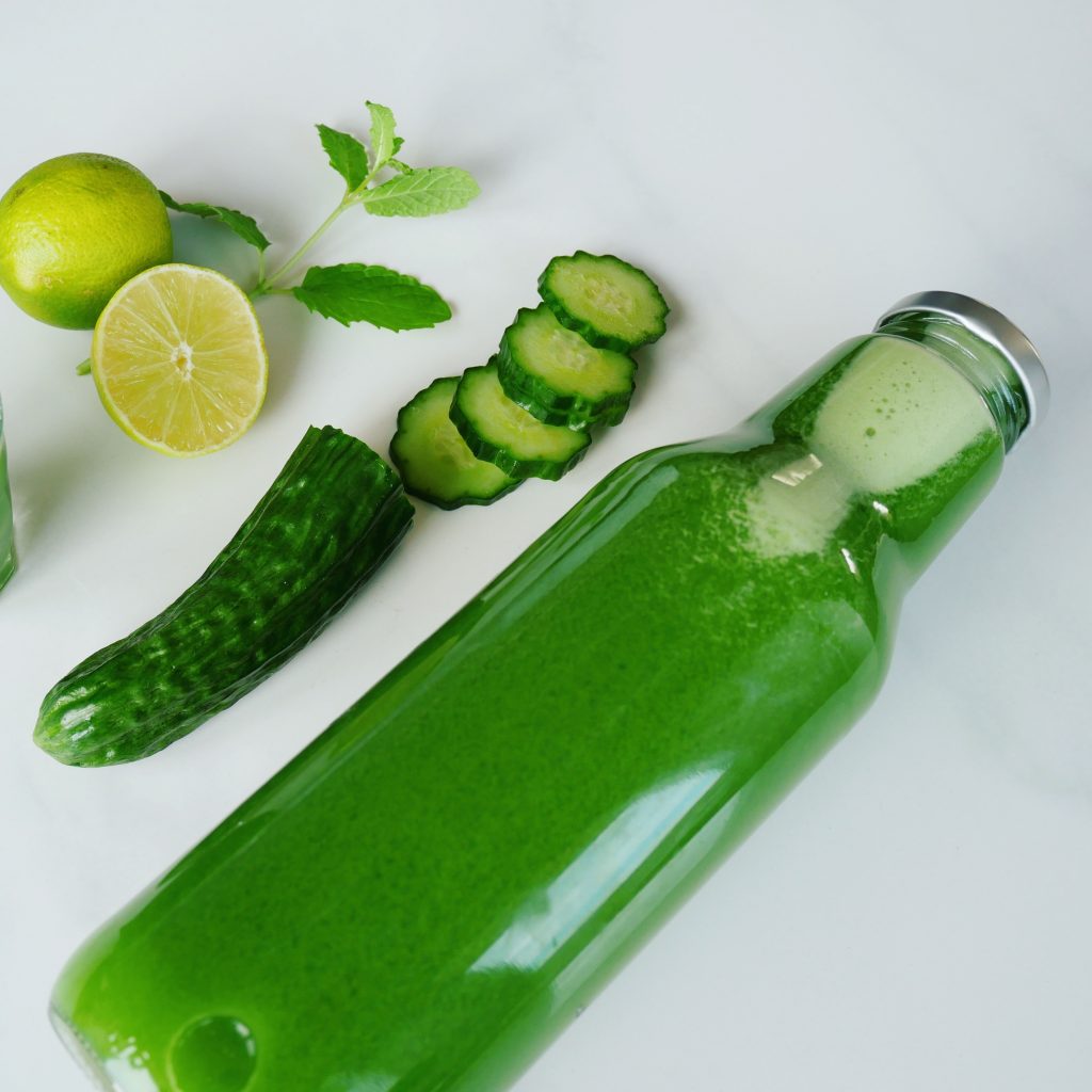 Agurkejuice med agurk, mynte og lime