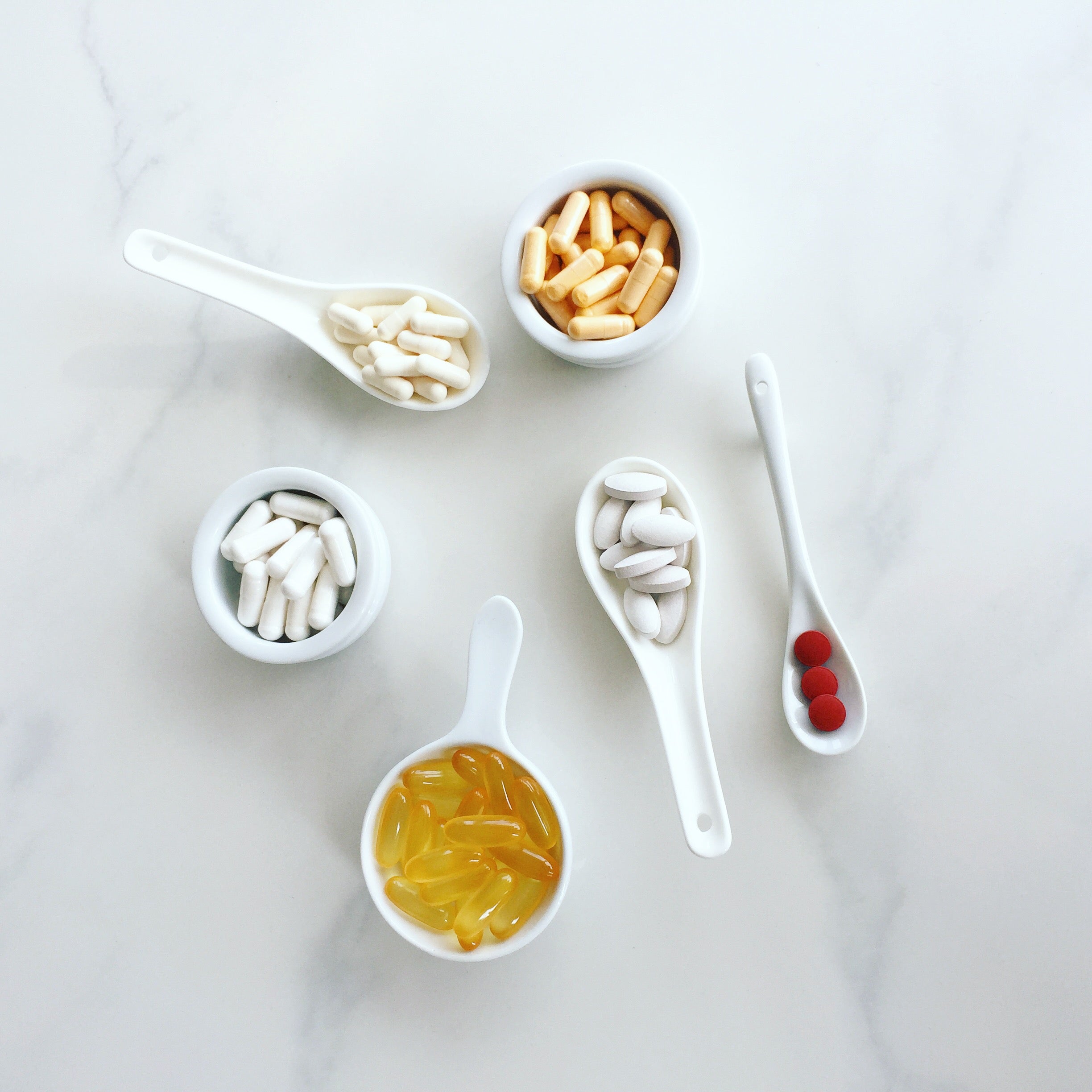 Forskellige kosttilskud i små skåle