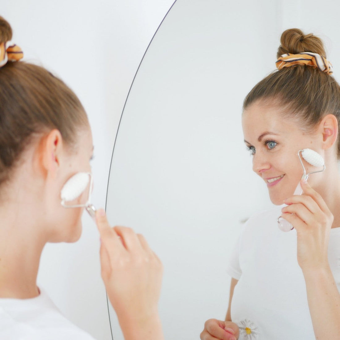 Tina Lykkegaard med skønhedsredskab