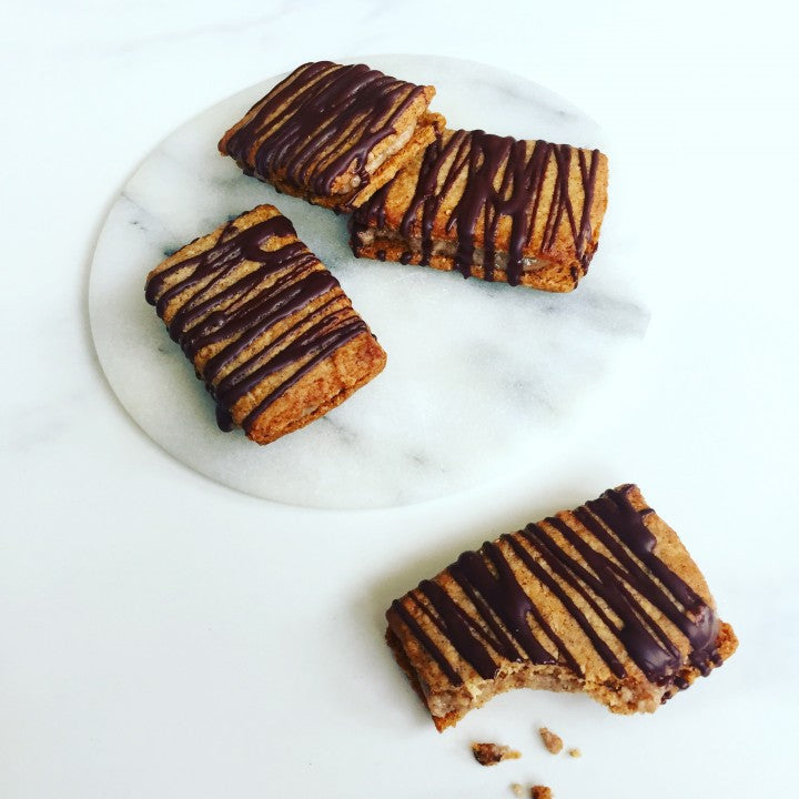 Kiks med mandelkaramel pyntet med mørk chokolade