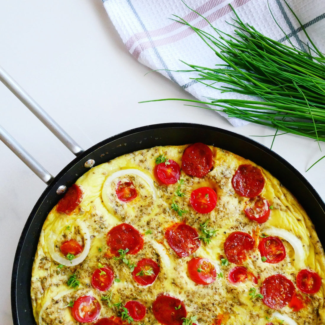 omelet med tomat og chorizo