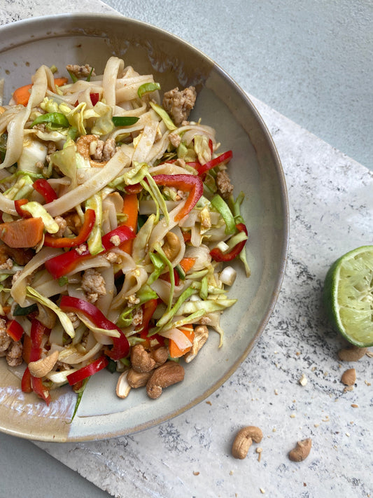 Nudelsalat med kylling, grønt og asiatisk dressing