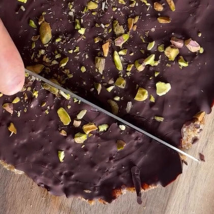 skærebar med nødder, dadler og chokolade