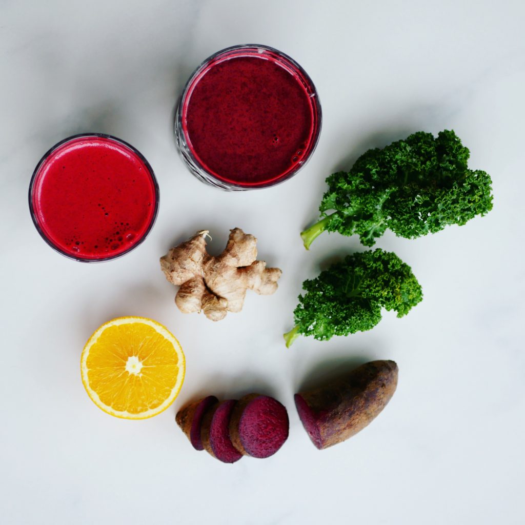 rødbedejuice med gulerød, appelsin, grønkål og ingefær