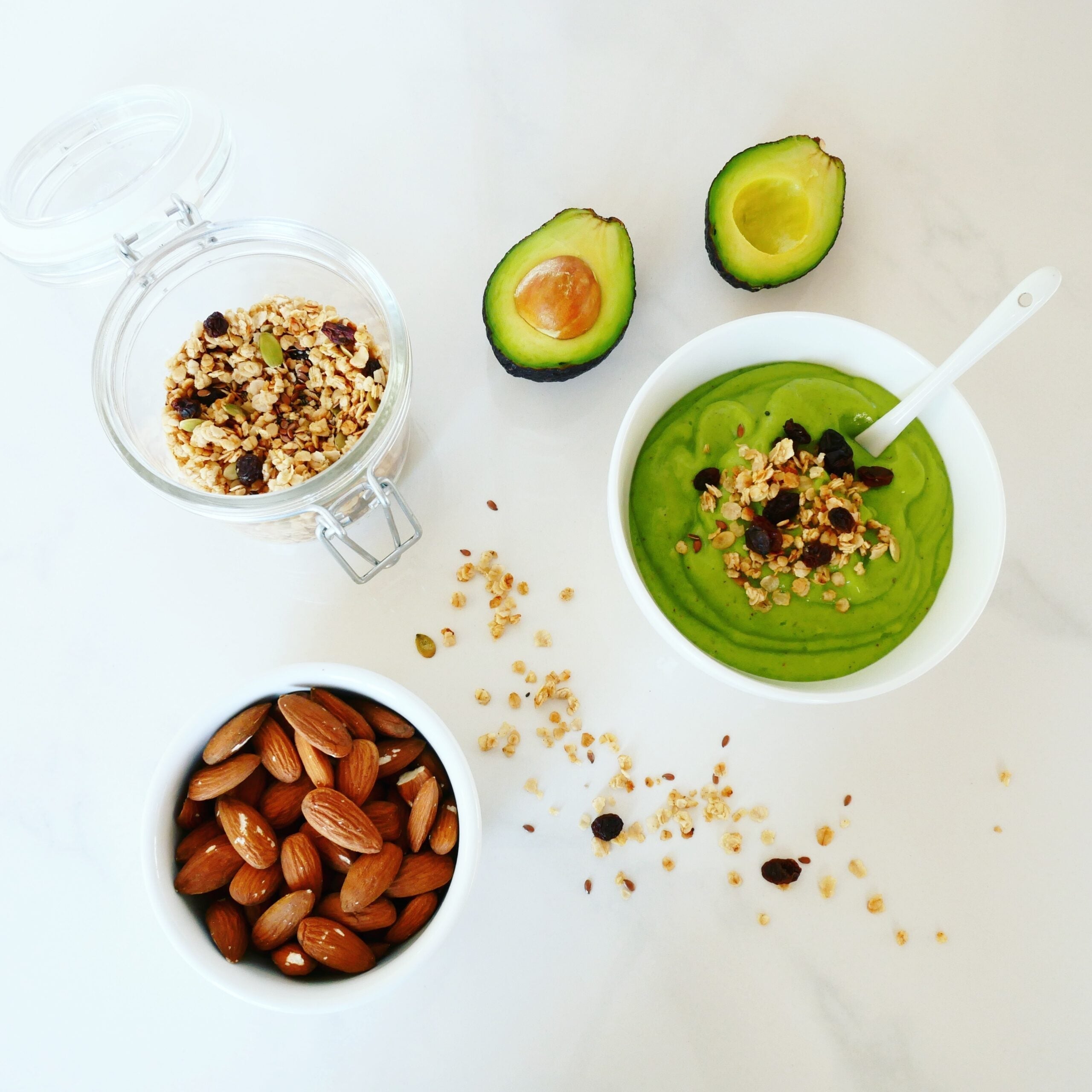 smoothie bowl med avokado toppet med mysli og mandler