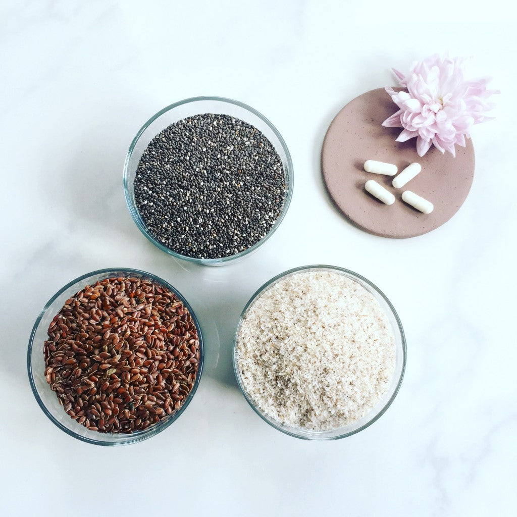 skåle med chiafrø, loppefrøskaller og hørfrø