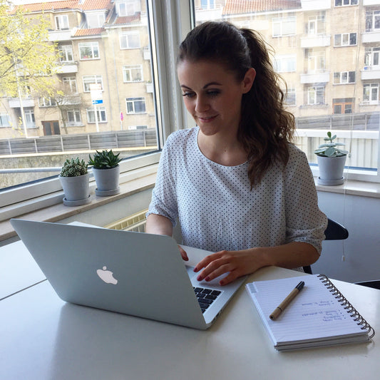 Tina Lykkegaard sidder ved sin computer og arbejder