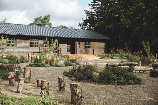 Træhytte og bålplads