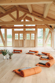 Yogastudio og yogamåtter klar til meditation og afslapning