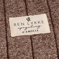 REN LYKKE x Amolia - Lys bordeaux brune toilettaske tæt på