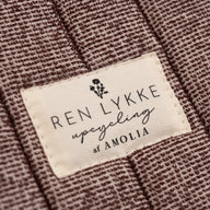 REN LYKKE x Amolia - Lys bordeaux lilla toilettaske tæt på