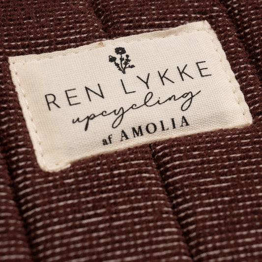 REN LYKKE x Amolia - Mørk bordeaux lilla toilettaske tæt på