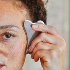 Ansigtsmassage med gua sha i stål