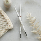 Jane Iredale PureLash Extender & Conditioner vippeserum på et marmorbord