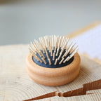 Smuk pop-up hårbørste i træ fra REN LYKKE