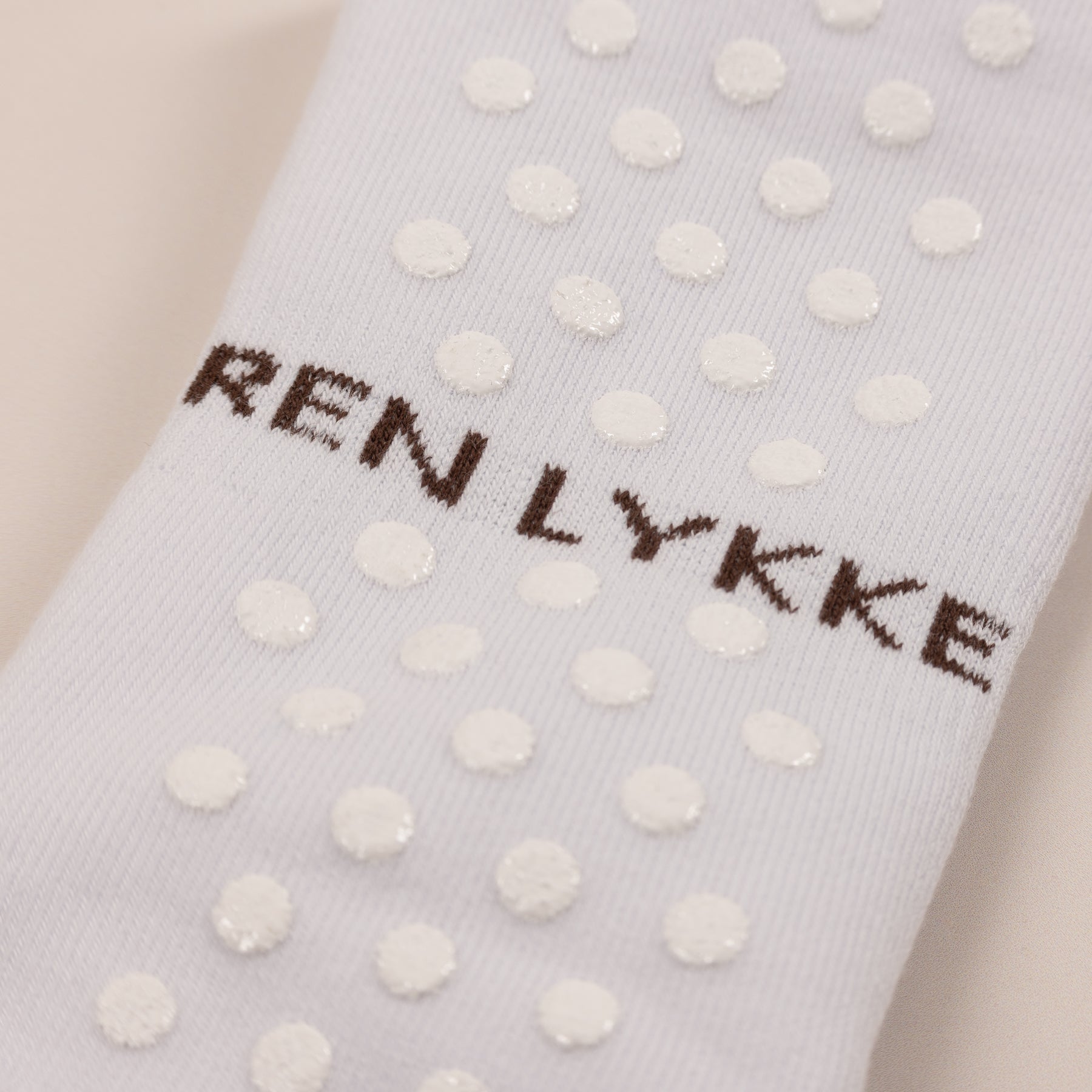 Skridsikre reformer-strømper fra REN LYKKE