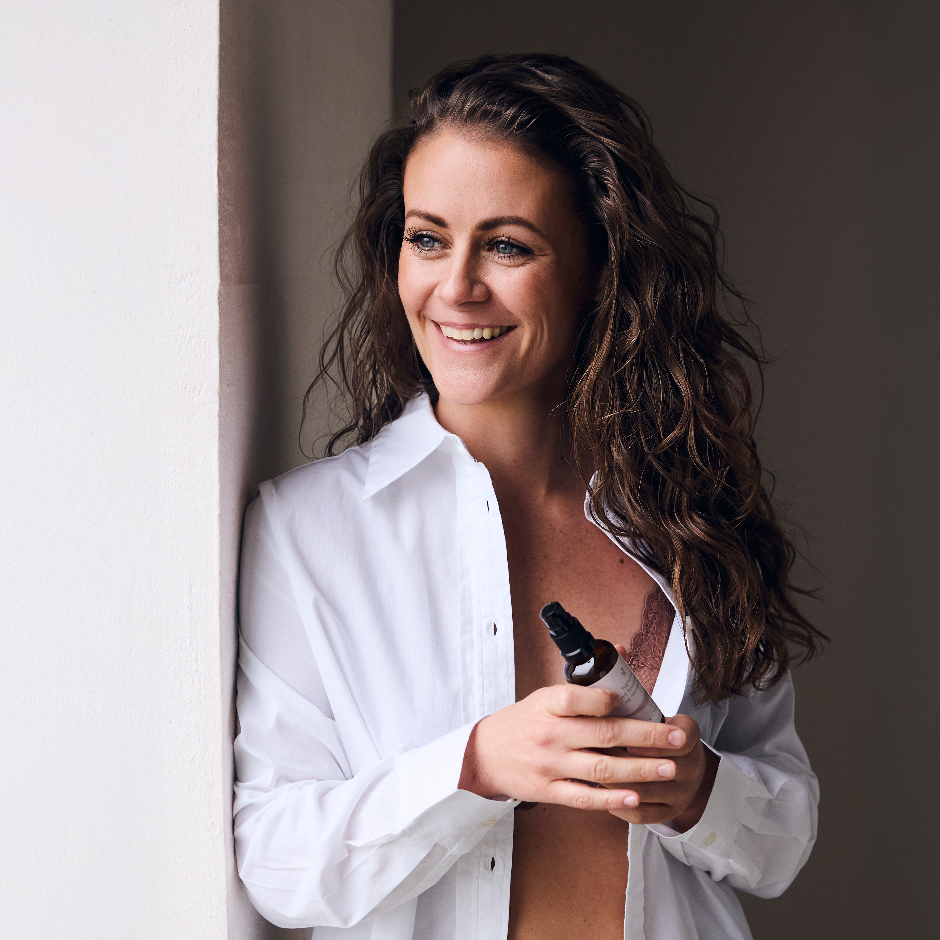 Tina Lykkegaard med REN LYKKE fugtserum