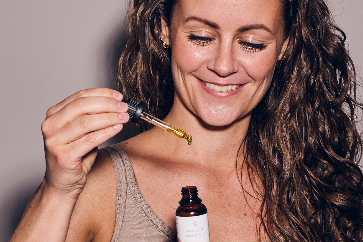 Tina Lykkegaard med REN LYKKE ansigtsolie i pipette