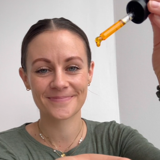 Tina Lykkegaard viser, hvordan hun bruger REN LYKKE ansigtsglød olie