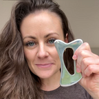 Tina viser REN LYKKE gua sha til kroppen