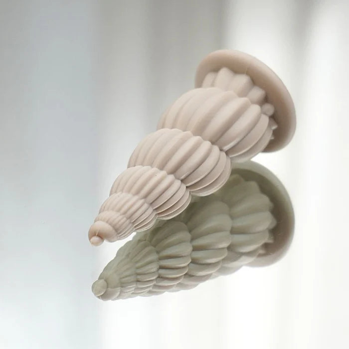 Sara Lorentsen viser Obsidio Seashell Mini Facial Cup cupping