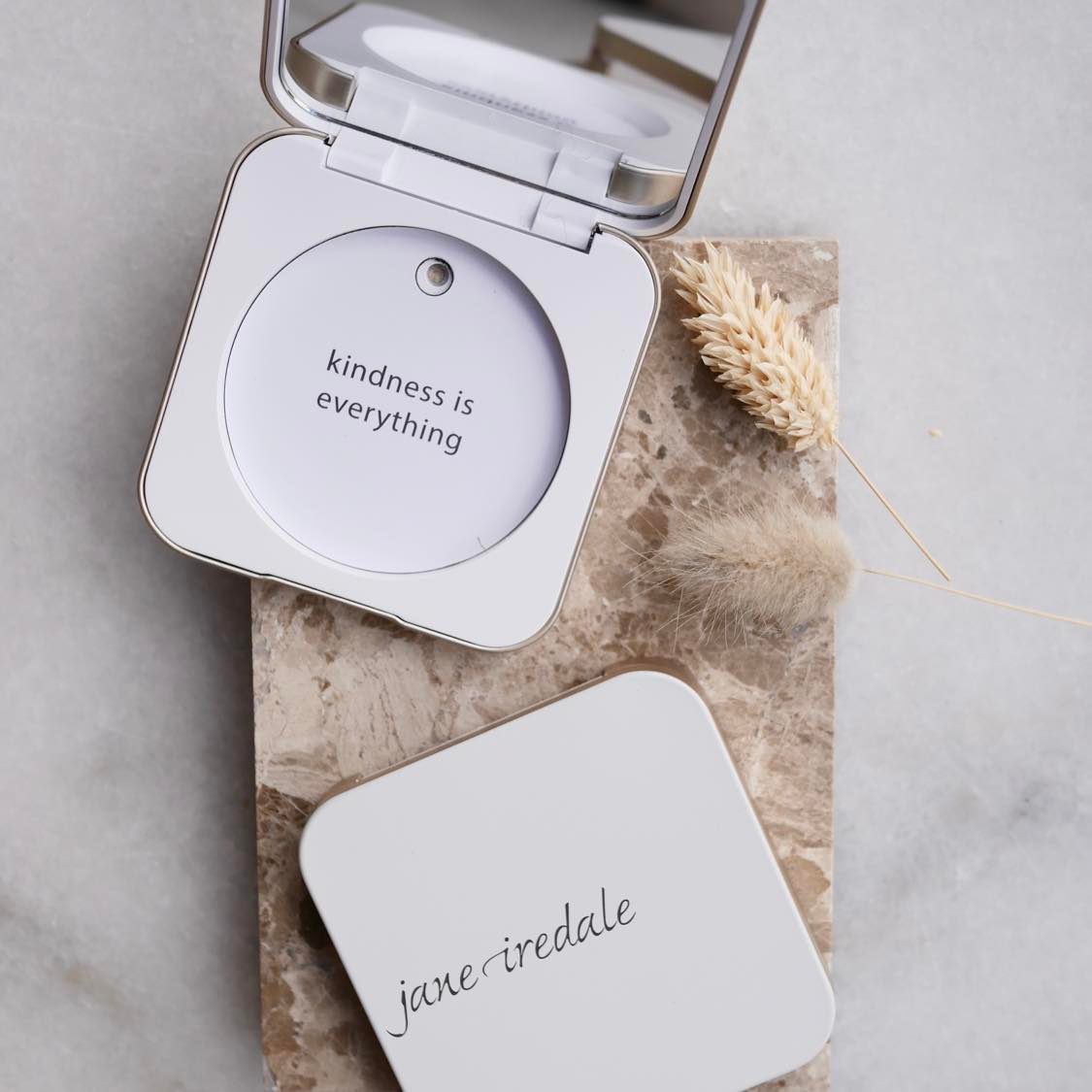 Jane Iredale genanvendeligt etui til Purepressed pudder med guld detaljer